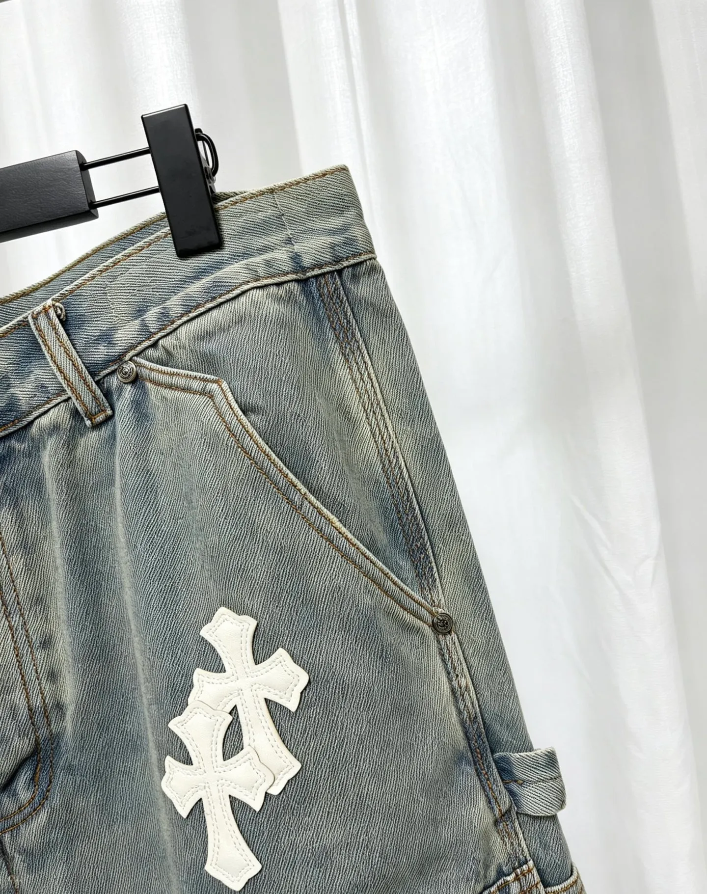 Chrome Hearts Chrome Hearts ， ， 、 Retro ， 。 Levis Series ， 、 、 ， 。 White ， ， ， ， ， ， 。 Retro ， ， ； 、 ， 。 ， ， Retro； ✖Levis ， Size S-XL